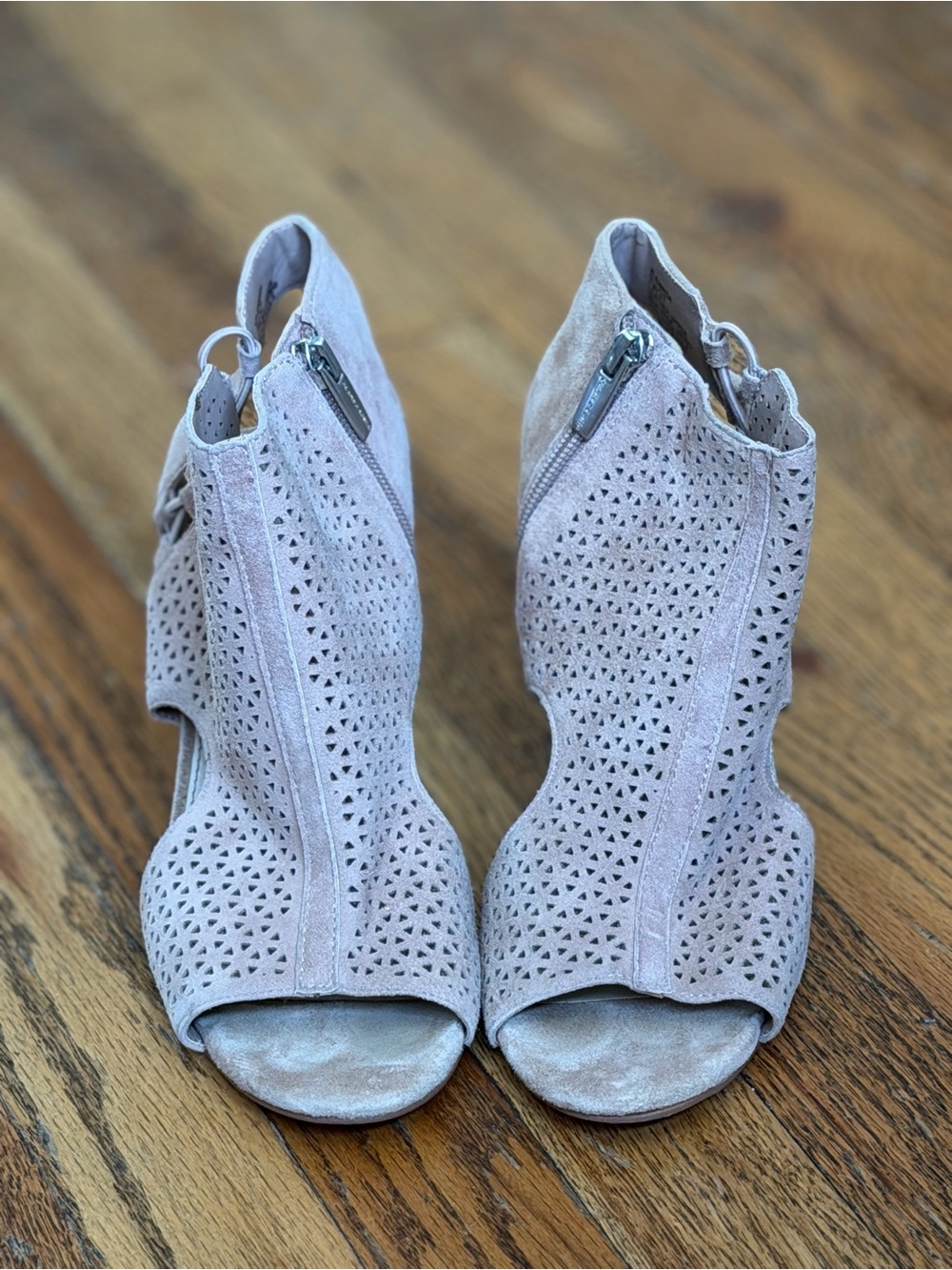 Vince Camuto Ennisa Leather Peep Toe Booties Taupe Gray Size 7